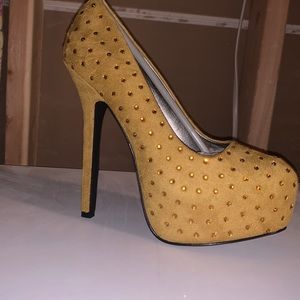 Brand new in the box never been worn size 6